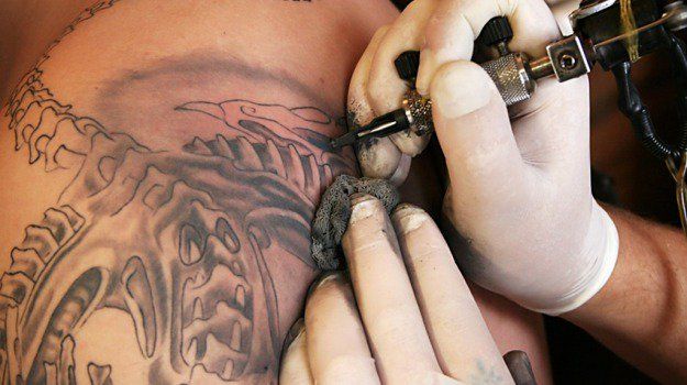 Tatuaggi, indagini dei Nas in tutta Italia: trovati 22 campioni tossici Tatuaggi, indagini dei Nas in tutta Italia: trovati 22 campioni tossici
