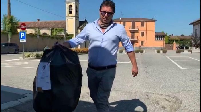 Sant'Angelo: rifiuti abbandonati in un luogo abusivo, il sindaco Grossi li riporta al mittente Sant'Angelo: rifiuti abbandonati in un luogo abusivo, il sindaco Grossi li riporta al mittente