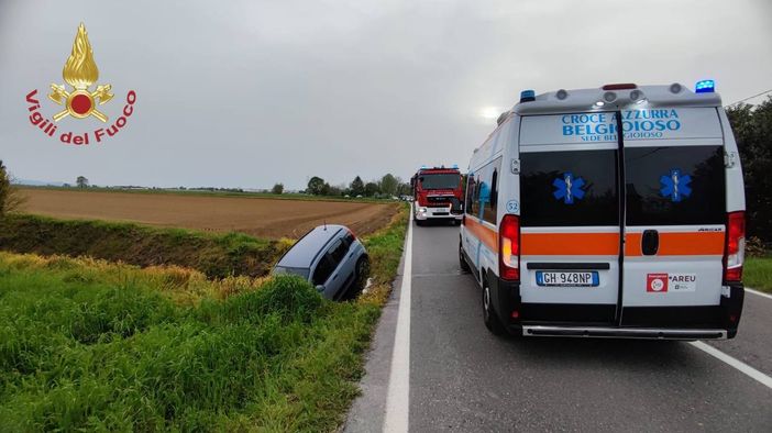 Albuzzano: auto fuori strada sulla provinciale 35, soccorsi due giovani