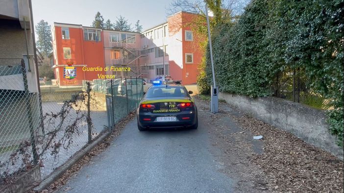 Insegnava da 21 anni con una laurea falsa da 110 e lode. Denunciata per truffa e sequestrati 350 mila euro tra contanti e beni accumulati Insegnava da 21 anni con una laurea falsa da 110 e lode. Denunciata per truffa e sequestrati 350 mila euro tra contanti e beni accumulati