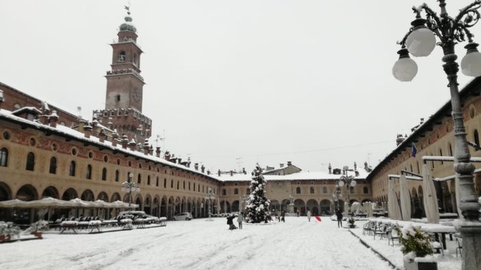 Vigevano, le foto della nevicata in Piazza Ducale