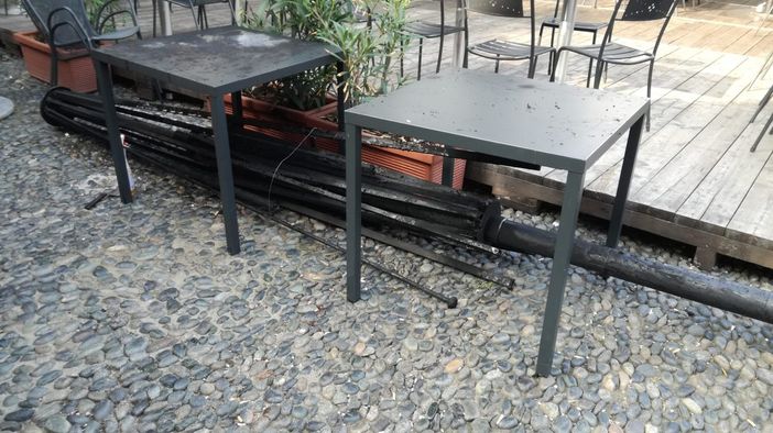 - (FOTO)- Vigevano: raid vandalico, bruciati ombrelloni in piazza Ducale - (FOTO)- Vigevano: raid vandalico, bruciati ombrelloni in piazza Ducale