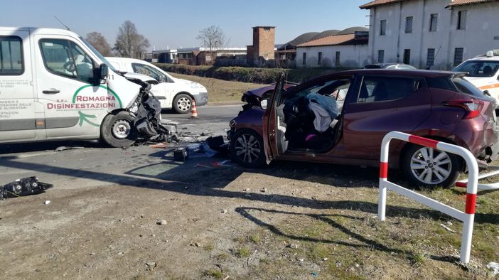Vigevano: scontro frontale tra auto e furgone in corso Novara, muore donna 43enne Vigevano: scontro frontale tra auto e furgone in corso Novara, muore donna 43enne