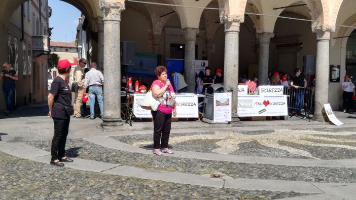 - FOTONOTIZIA - Flashmob per la sicurezza sul lavoro in Piazza Ducale
