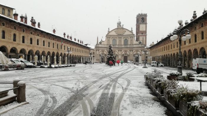 - FOTO - Vigevano: atmosfera natalizia con la neve in piazza Ducale