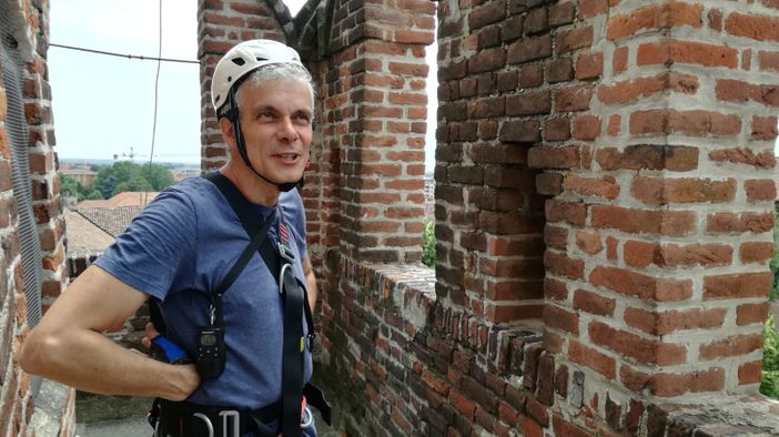 Vigevano, gli esperti si calano dalla torre del Bramante per controlli tecnici Vigevano, gli esperti si calano dalla torre del Bramante per controlli tecnici