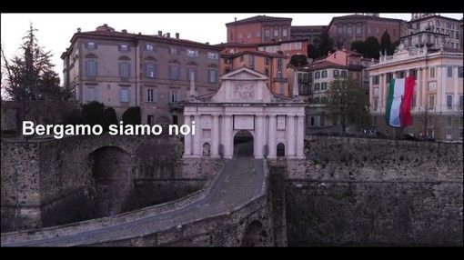 &quot;Bergamo soffre. Bergamo combatte e cura. Bergamo siamo noi&quot;: un video struggente di una città che non molla