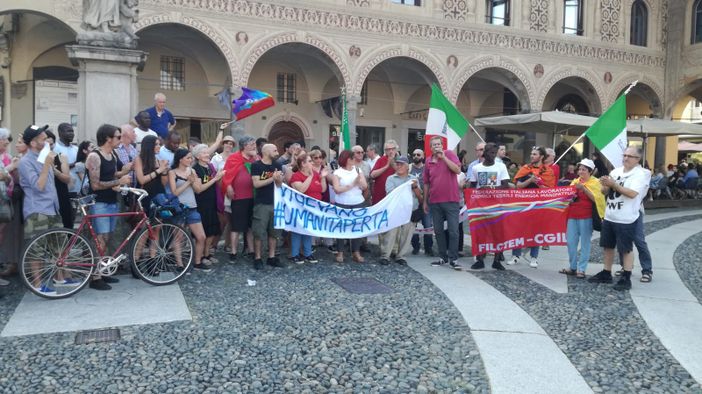 - FOTONOTIZIA - Vigevano, la manifestazione &quot;Umanità aperta&quot; in favore dell'immigrazione