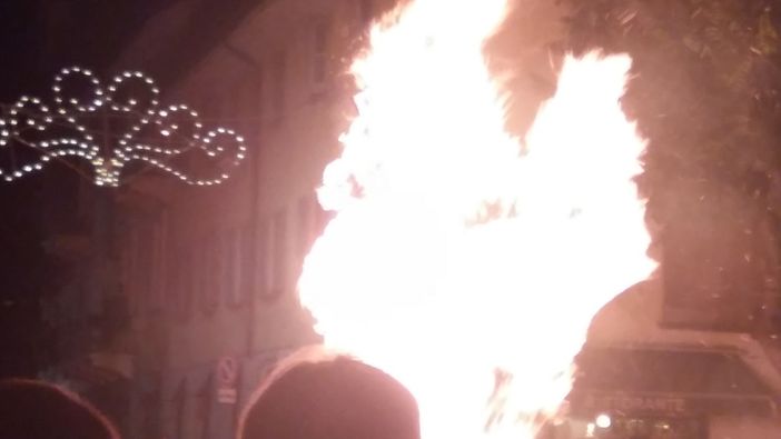 (FOTOGALLERY) Vigevano, un successo di pubblico per il tradizionale rogo del Diavolo di San Bernardo (FOTOGALLERY) Vigevano, un successo di pubblico per il tradizionale rogo del Diavolo di San Bernardo