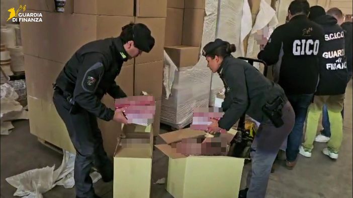 Scoperti tra Pavia e Milano due opifici per la produzione di sigarette contraffatte