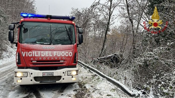 Oltrepò: si ribalta con l'auto sulla provinciale 137, ferito un 32enne