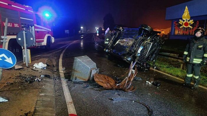 Oleggio, auto ribaltata davanti alla caserma dei carabinieri