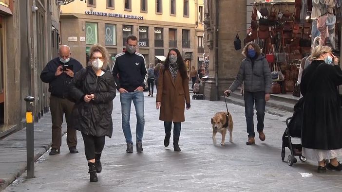 Covid, &quot;mascherine e distanza abbassano di mille volte la carica virale&quot;