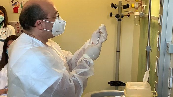 Covid, arriva in Italia il primo carico di vaccini Moderna