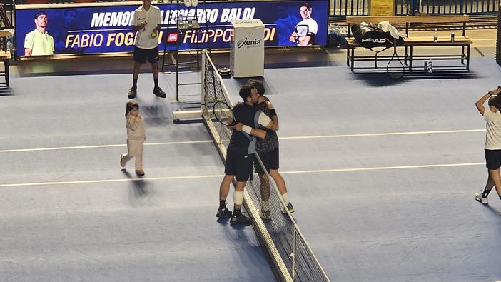 L'abbraccio al termine dell'incontro esibizione tra Filippo Baldi e Fabio Fognini, andata in scena al PalaElachem di Vigevano L'abbraccio al termine dell'incontro esibizione tra Filippo Baldi e Fabio Fognini, andata in scena al PalaElachem di Vigevano