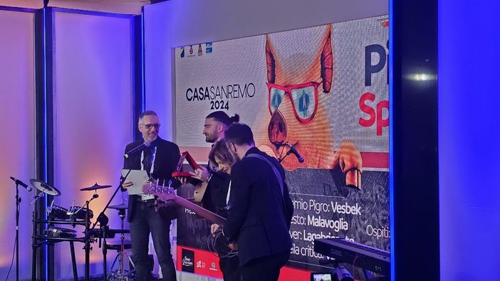 Casa Sanremo: il cantautore vogherese Malavoglia incanta il pubblico del Premio &quot;Pigro&quot; dedicato a Ivan Graziani  (VIDEO)