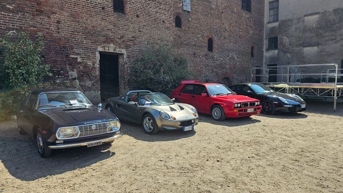 Pieve del Cairo: al Castello Beccaria grande successo per l'esposizione di auto e moto d'epoca. Le immagini