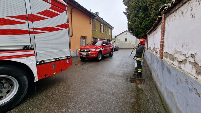 Pieve del Cairo: fumo denso da una canna fumaria, intervengono i Vigili del fuoco