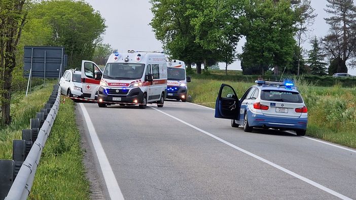 Pieve del Cairo: scontro tra due auto sulla statale 211, quattro feriti tra cui un bambino