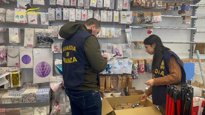 Tessuti e articoli per la casa non sicuri, scatta il maxi sequestro in un capannone tra Tortona e Voghera Tessuti e articoli per la casa non sicuri, scatta il maxi sequestro in un capannone tra Tortona e Voghera