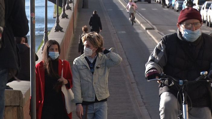 Varianti Covid, due metri di distanza, in quarantena anche i vaccinati