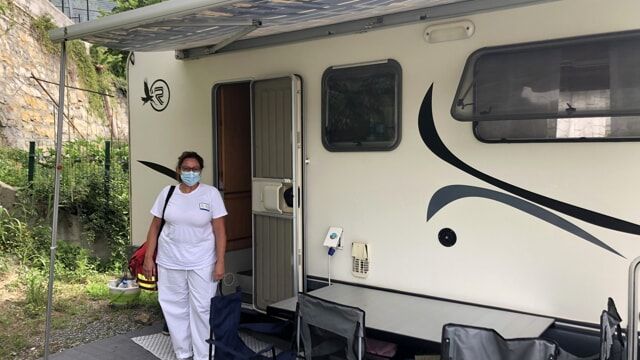 Bimba novarese curata in camper dal personale dell'Ospedale Gaslini di Genova Bimba novarese curata in camper dal personale dell'Ospedale Gaslini di Genova