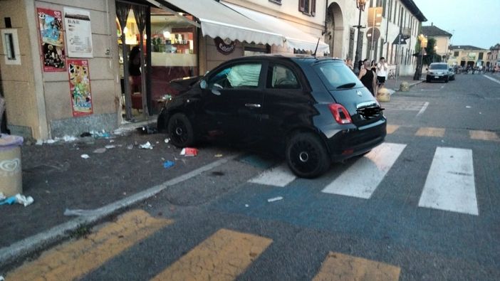 Gravellona Lomellina: allontanato dal bar sale in auto e investe alcuni clienti. Donna 51enne in codice rosso al Niguarda