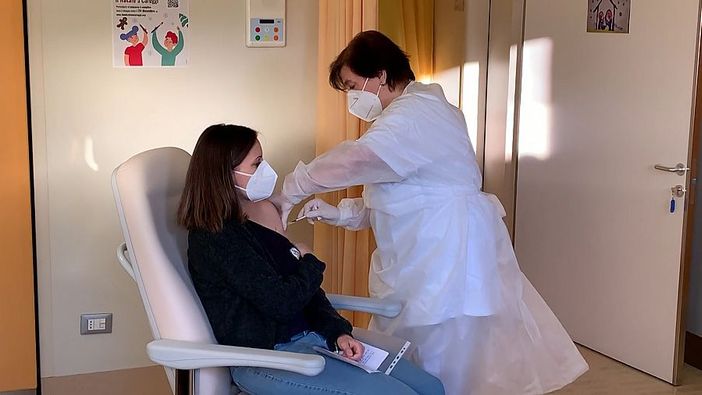 Covid-19: allo studio l'ipotesi di un patentino vaccinale per turismo e sport