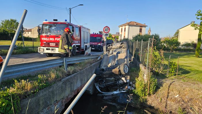 Pieve del Cairo: si ribalta con l'auto sulla provinciale, 46enne trasportato con l'elicottero in ospedale