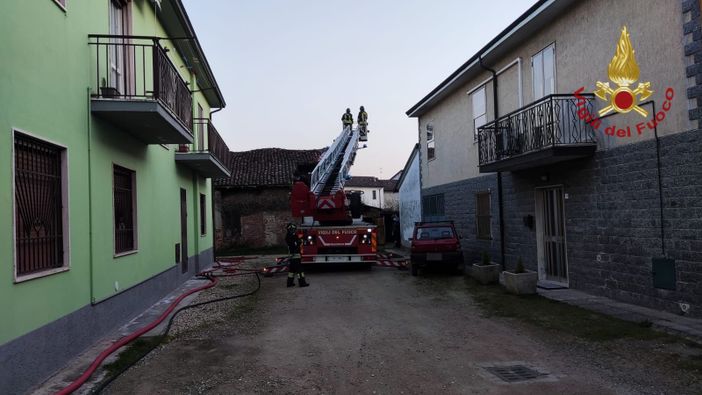 Trivolzio: incendio in un porticato, intervengono i Vigili del fuoco
