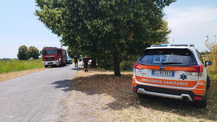 San Martino Siccomario, esce di strada con l'auto e finisce in un canale. Muore una donna