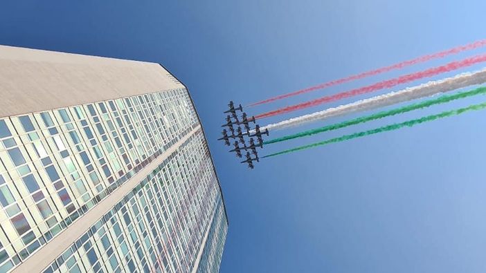 Le Frecce Tricolori incantano Milano: occhi al cielo sul Pirellone