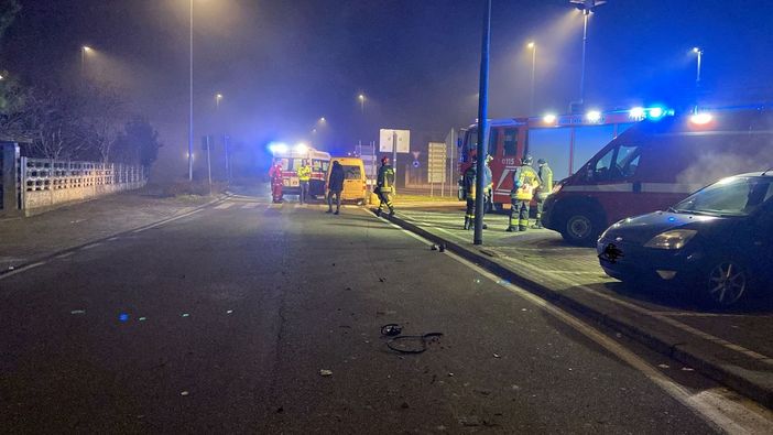 Mede: furgone urta spartitraffico in via Pellico, soccorso un 44enne Mede: furgone urta spartitraffico in via Pellico, soccorso un 44enne