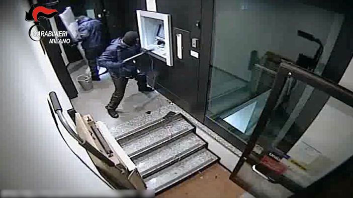 Smantellata dai Carabinieri associazione che faceva saltare in aria i bancomat con l'esplosivo. Dieci arresti in Italia e Spagna Smantellata dai Carabinieri associazione che faceva saltare in aria i bancomat con l'esplosivo. Dieci arresti in Italia e Spagna