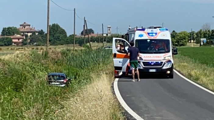 Galliavola: esce di strada con l'auto sulla provinciale 28, illeso un 53enne