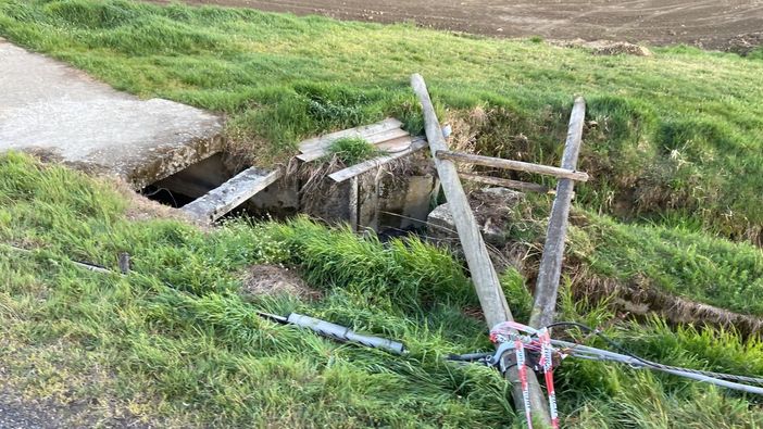 Pieve del Cairo: il vento abbatte un palo della Telecom, in azione i Vigili del fuoco