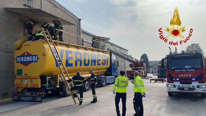Busto Garolfo: operaio cade nella cisterna piena di grano, liberato dai vigili del fuoco