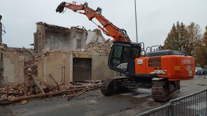 Mortara: demolito un edificio pericolante in via Trento
