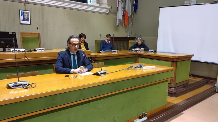Il sindaco Andrea Ceffa durante la conferenza stampa