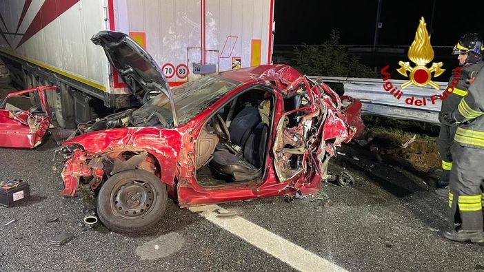 Scontro auto camion sulla A4 tra Marcallo/ Mesero e Arluno: persona incastrata liberata dai vigili del fuoco
