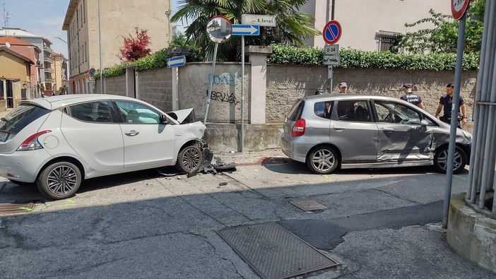 Vigevano: scontro tra auto in via Mentana, grave una bimba di 5 anni Vigevano: scontro tra auto in via Mentana, grave una bimba di 5 anni