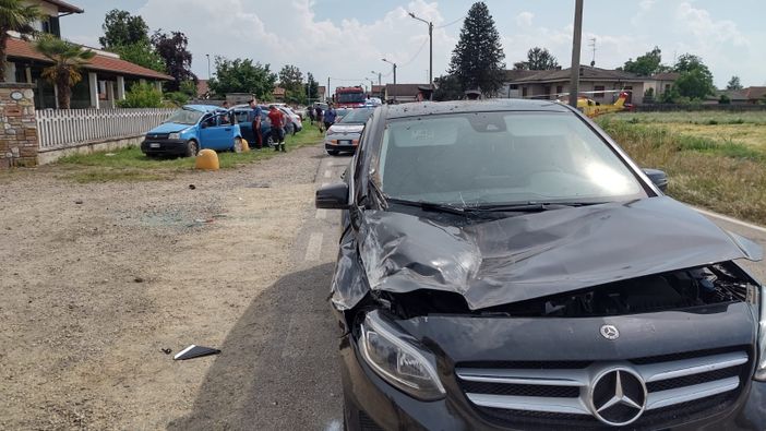 Confienza: si ribaltano con l'utilitaria in via Roma dopo avere colpito un'altra auto, feriti 3 ragazzi Confienza: si ribaltano con l'utilitaria in via Roma dopo avere colpito un'altra auto, feriti 3 ragazzi