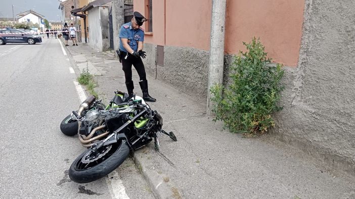 Gravellona: scontro auto-moto sulla circonvallazione, muore un 28enne Gravellona: scontro auto-moto sulla circonvallazione, muore un 28enne