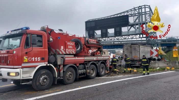 Le immagini dei vigili del fuoco dell'incidente mortale in A4