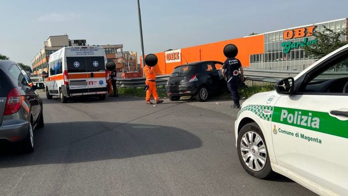 Incidenti a Magenta: ragazza in auto abbatte il guard rail alla rotonda dell’Obi, in via Turati tamponamento tra tre veicoli Incidenti a Magenta: ragazza in auto abbatte il guard rail alla rotonda dell’Obi, in via Turati tamponamento tra tre veicoli