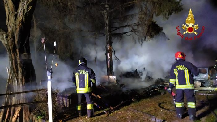 Silvano Pietra: auto in fiamme nella notte, coinvolta anche una legnaia Silvano Pietra: auto in fiamme nella notte, coinvolta anche una legnaia