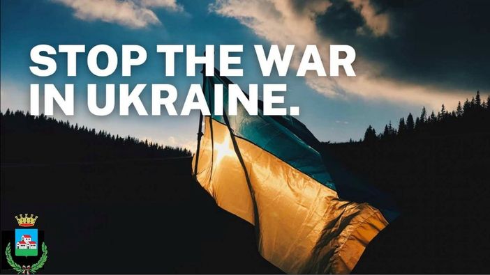 Solidarietà al popolo ucraino: a Trecate il palazzo comunale si illumina di blu e giallo Solidarietà al popolo ucraino: a Trecate il palazzo comunale si illumina di blu e giallo