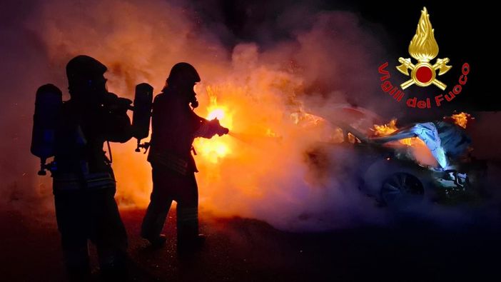 FOTO. Incidente sull'A9: auto prende fuoco dopo lo schianto FOTO. Incidente sull'A9: auto prende fuoco dopo lo schianto