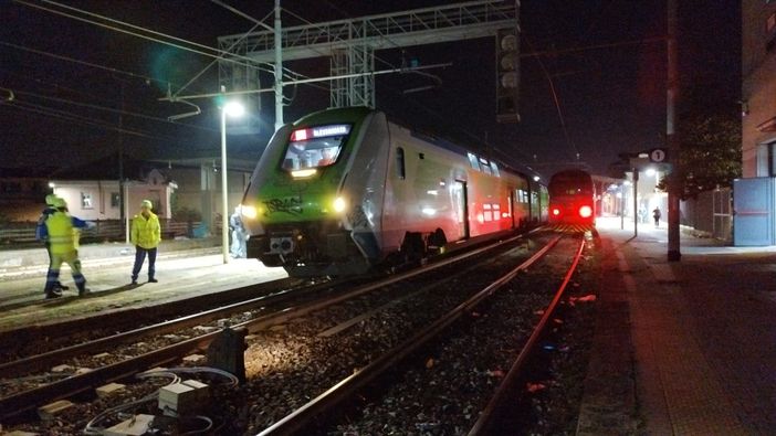 Pavia: accusa un malore e cade vicino ai binari mentre sta per arrivare il treno, paura per un 55enne