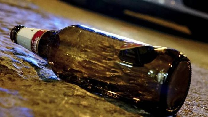 Abbiategrasso: uomo aggredito da un gruppo di ragazzi, colpito in testa con una bottigliata